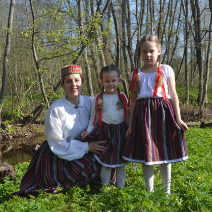 Skolotāja Agita Zelča ar meitām Terēzi un Emmu