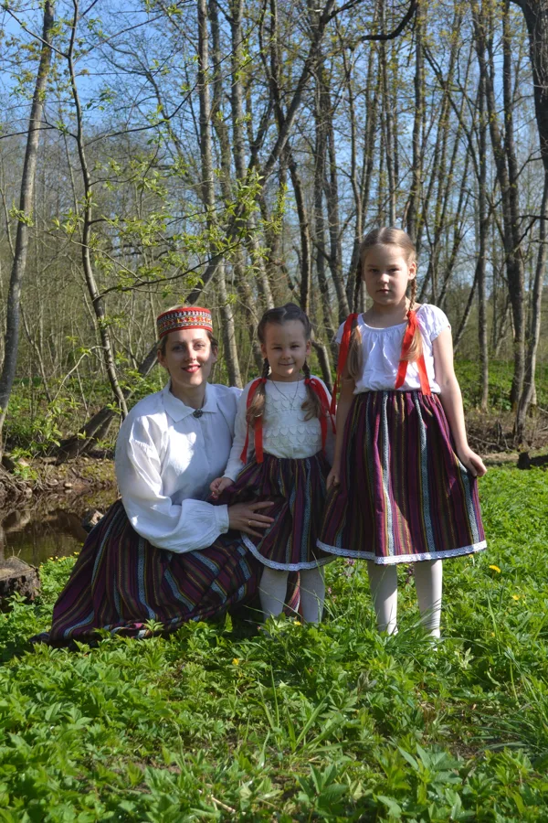 Skolotāja Agita Zelča ar meitām Terēzi un Emmu